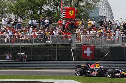 Coulthard podyumun keyfini çıkarıyor