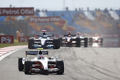 GP2 - Zaferi Grosjean elde etti, yarışta köpek skandalı yaşandı