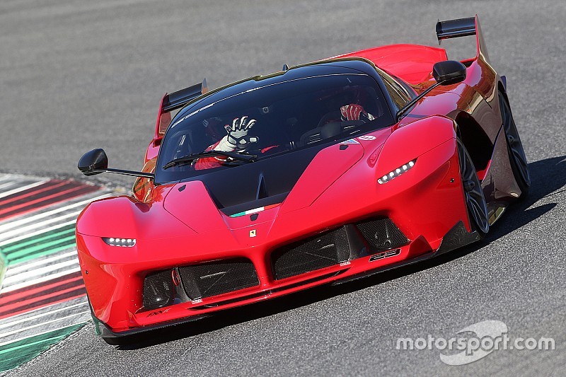 Zo klinkt het als 21 Ferrari-supercars over het circuit racen