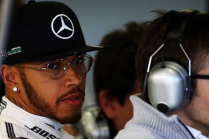 Lewis Hamilton Cuma gününü lider kapattı