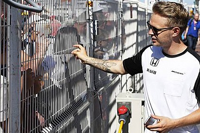 Bisikletten düşen Magnussen Elini Kırdı