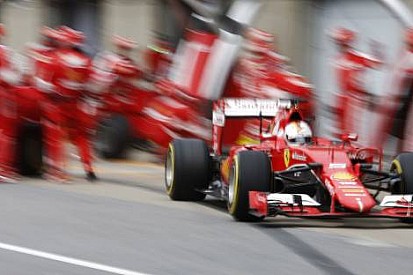 Sorunlara rağmen Vettel Avusturya'da günü lider tamamladı