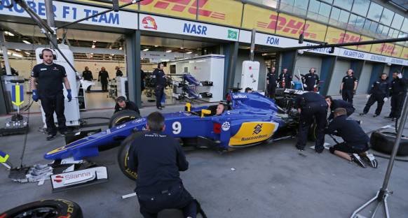 Button ve Hulkenberg'den Van der Garde'ye destek