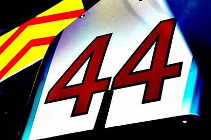 Lewis Hamilton 44 numara ile devam edecek