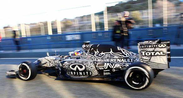 Red Bull kamuflajlı yeni aracını tanıttı