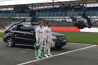 У Mercedes випробували нову W07 в Сільверстоуні