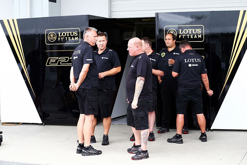 Співробітники і пілоти Lotus годуються у інших команд