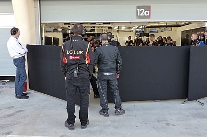 Lotus намагається встигнути підготуватися до старту Гран Прі