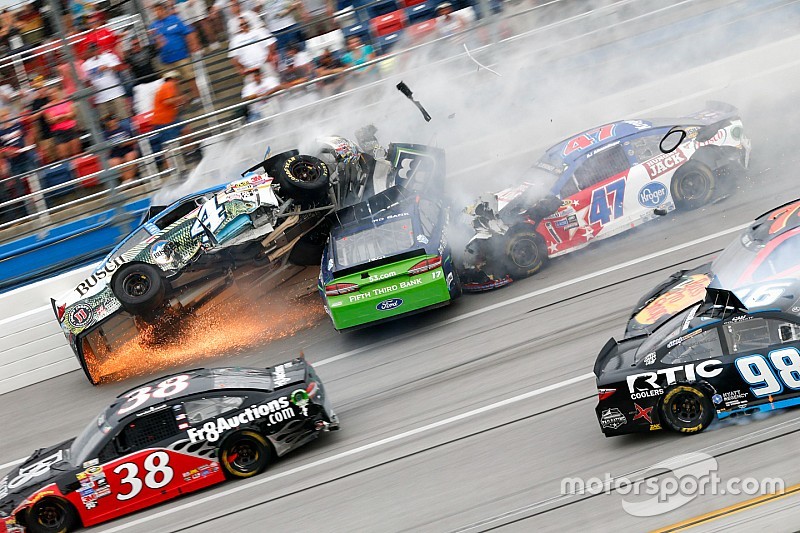 Video's: Meerdere auto's vliegen door de lucht bij NASCAR op Talladega