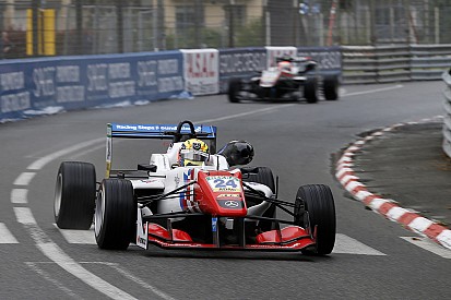 EK F3 Pau: Barnicoat wint Race 1 na mislukte start Stroll