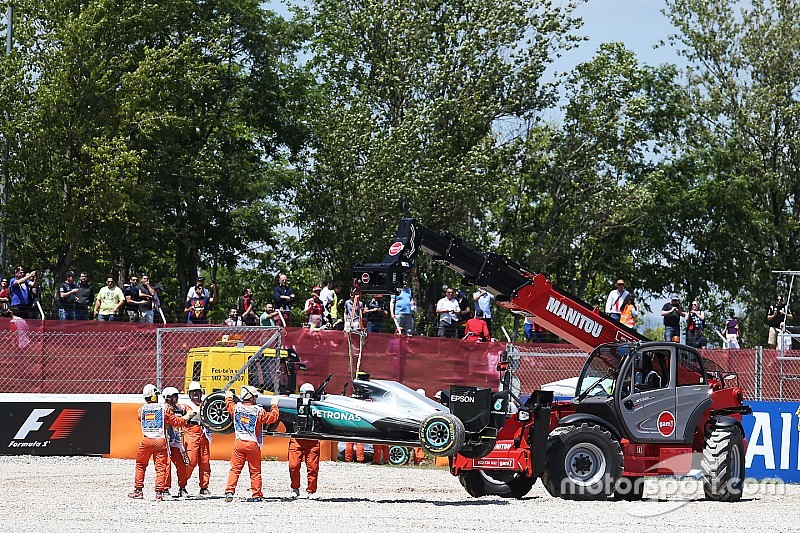 Hamilton y Rosberg fuera del GP de España tras un accidente entre ambos