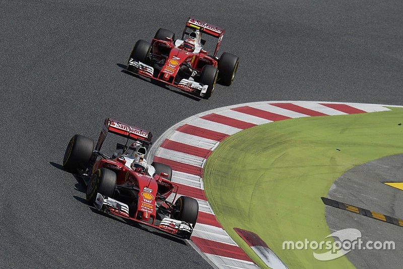 Geen voorkeursbehandeling Raikkonen ondanks voorsprong op Vettel