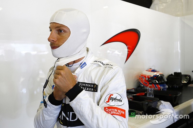 Button komt goed weg bij moment met losse putdeksel