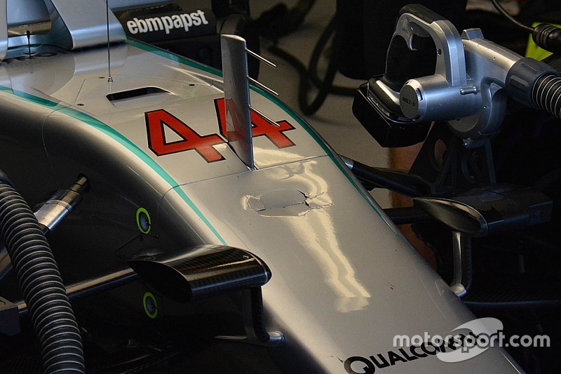 Mercedes: il cric danneggia il muso di Hamilton