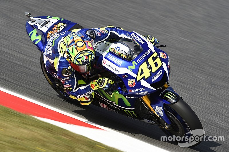 Valentino Rossi batte Marquez a Barcellona e la dedica a Luis Salom