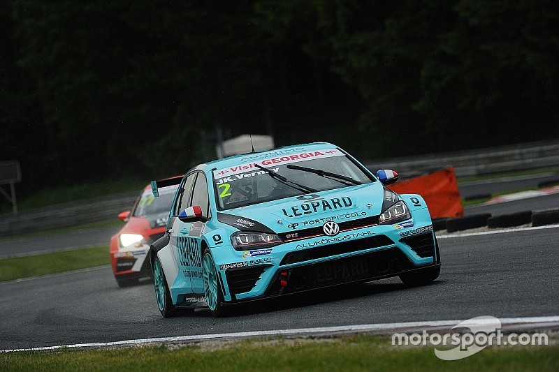 TCR у Зальцбургу: Верне виграє другу гонку в дощових умовах