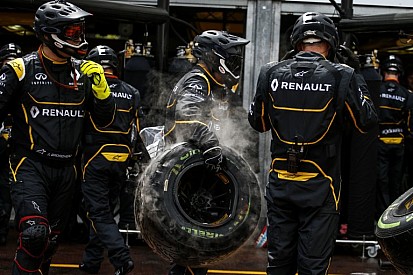 Most beleshetsz a Renault F1 Team kulisszái mögé munka közben: kezeld te a kamerát!