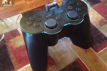 A világ legjobb gamer üvegasztala? Egy óriási PS-kontroller