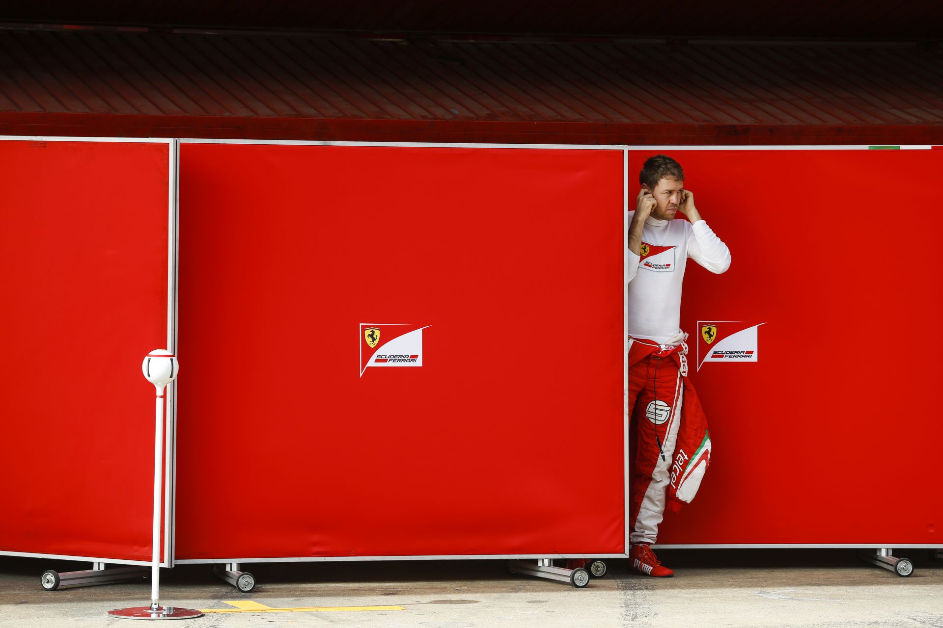 Vettel Ferrarijában megint ki kell cserélni a sebességváltót