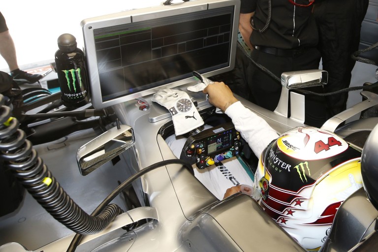 Hamilton inkább pénzbüntetést kérne rajthely helyett, és költsék jó célokra