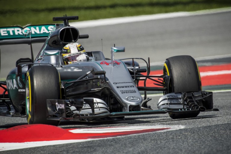 Hamilton szép lassan megérkezik Sennára és Schumacherre