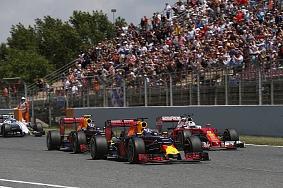 Az érzelmes csapatrádiós beszélgetés Verstappen első győzelméről