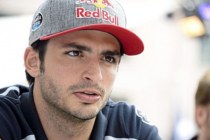 A Red Bull nem akarja elengedni Sainzot a Ferrarihoz