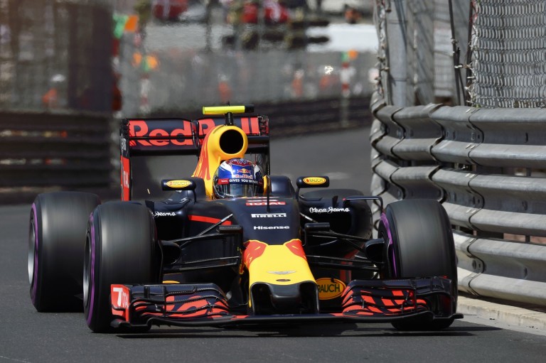 Szuper-közeli felvétel, ahogy Verstappen eltöri a Red Bull felfüggesztését