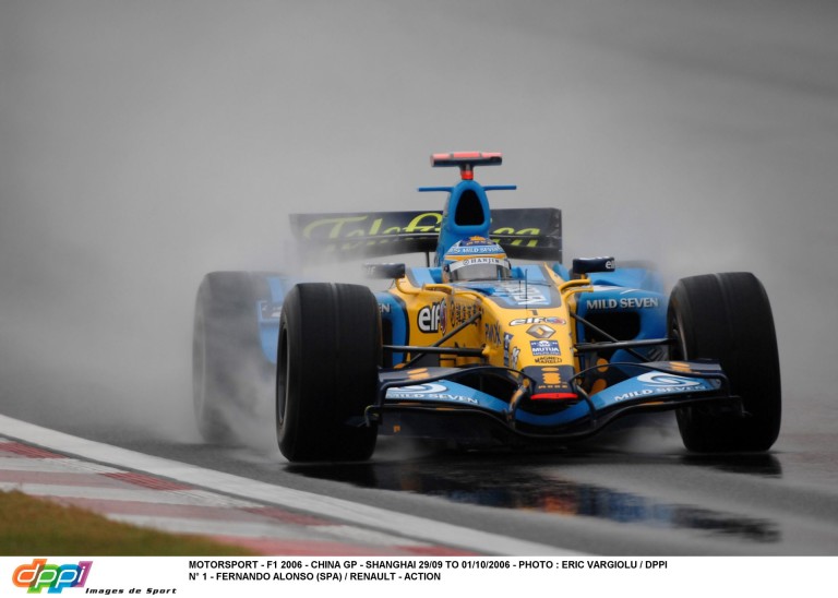 Alonso szenzációs rajtelsősége az esőben a Renault-val Kínában