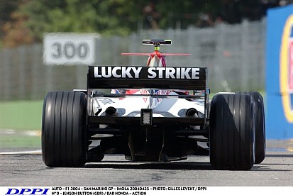 Videón Button élete első F1-es rajtelsősége: 2004, Imola