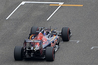 Sainz egyelőre Verstappen előtt jár Szocsiban!