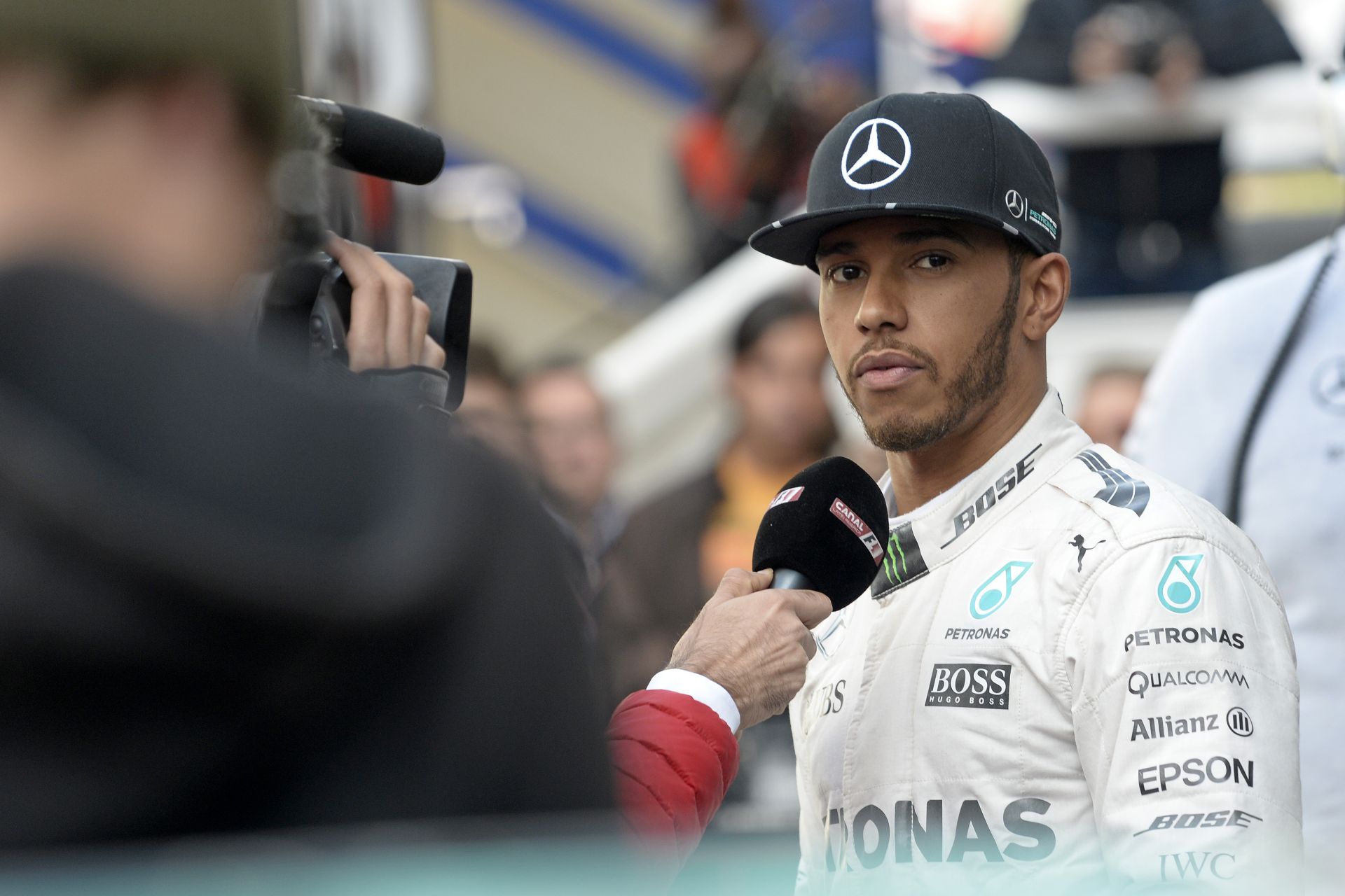 Hamilton mostanában csak bepótolja az éveken át kihagyott partikat!