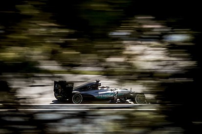Hamilton a rossz idő ellenére jól érezte magát a Mercedesszel