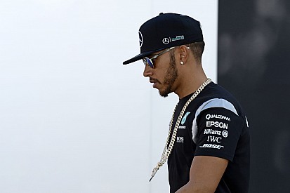 Videón, ahogy Hamilton megnézte magának a Toro Rossót