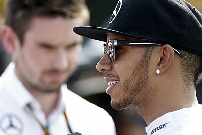 Lewis Hamilton személyesen válaszolt egy kis rajongó levelére!