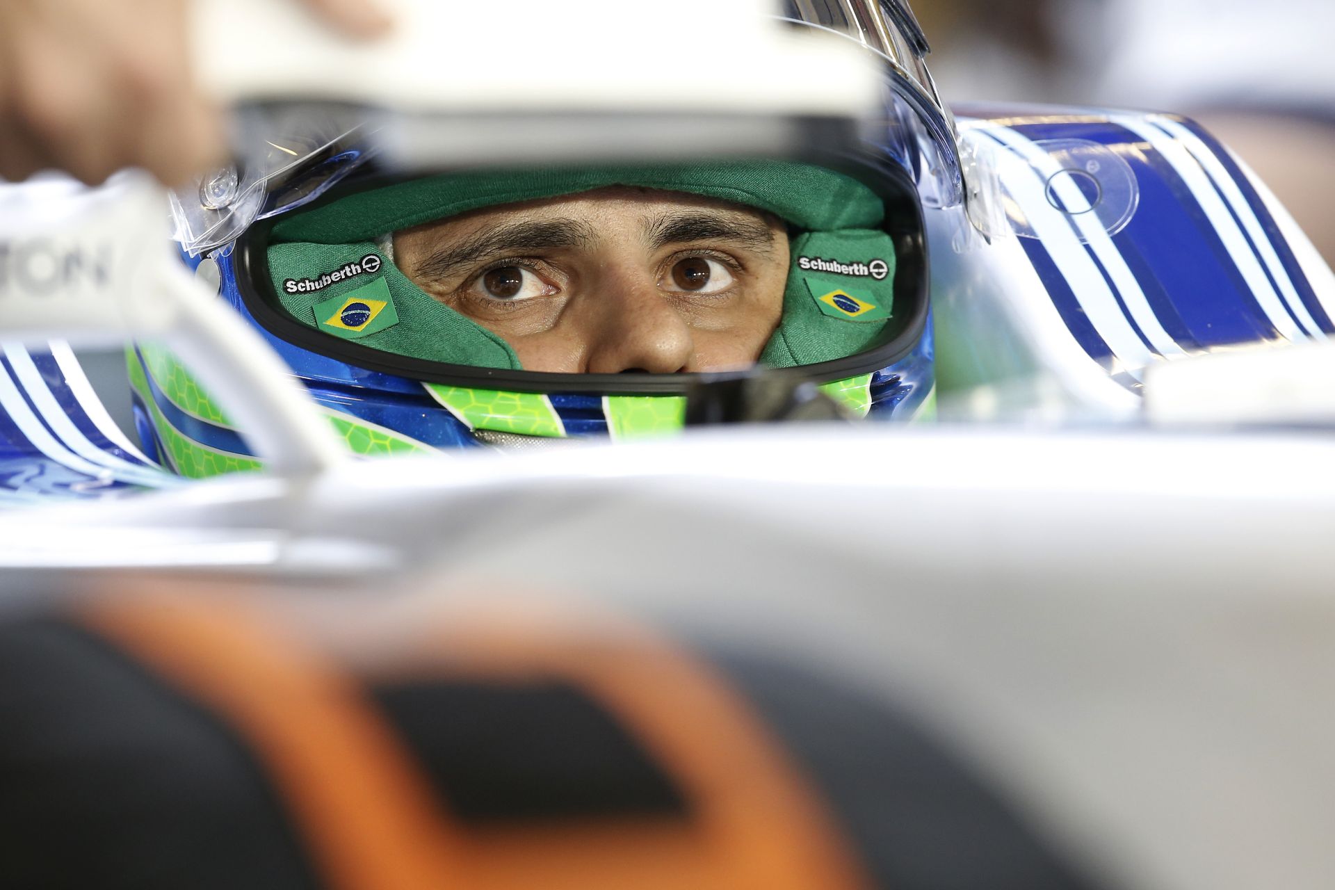 Videón, ahogy Massa elstartol Senna legendás versenygépével