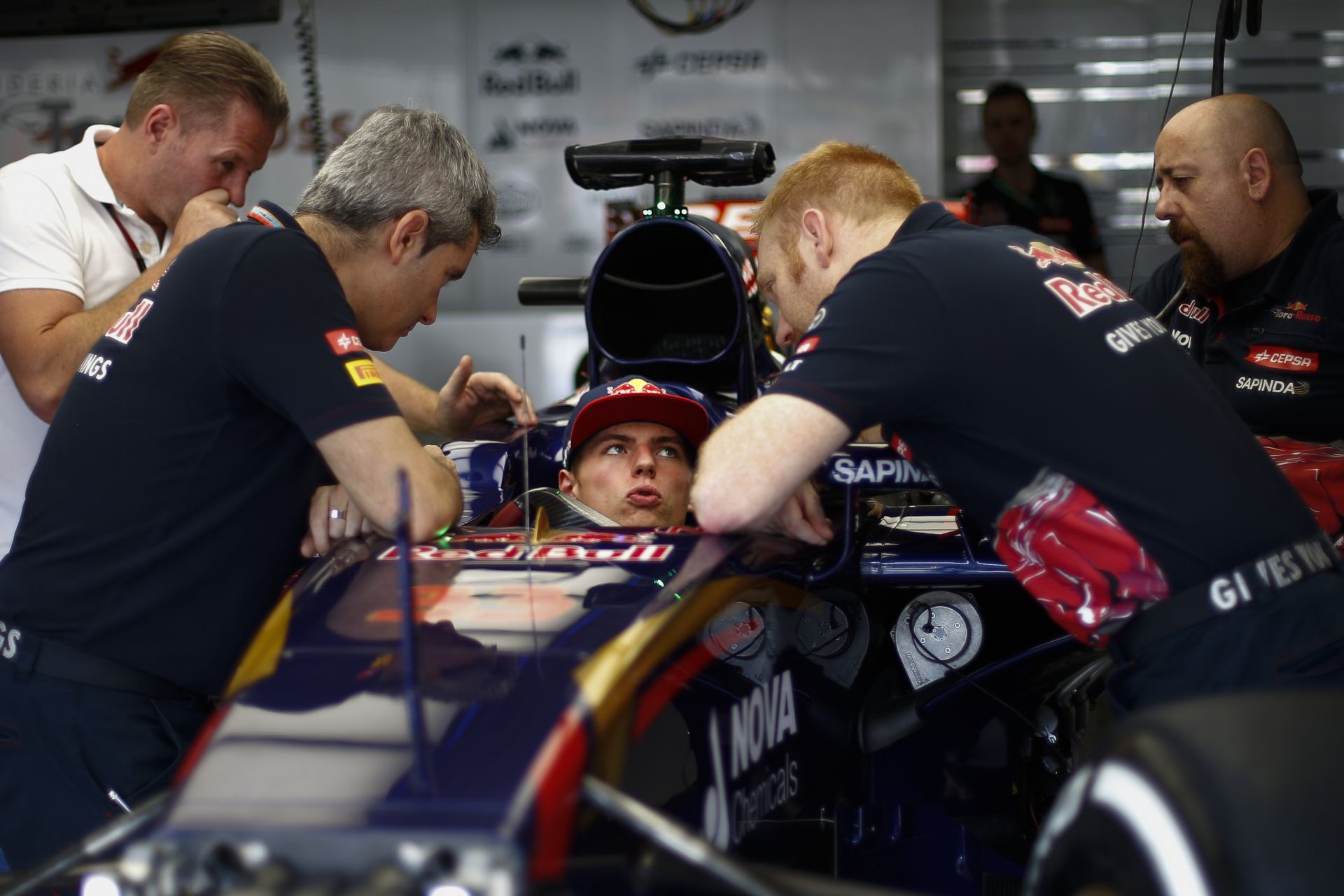 A Red Bull figyelmeztette a Mercedest és a Ferrarit: „Nem adjuk oda Max Verstappent!”