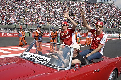 Vettel, aki makacsul ügyel a részletekre, és nem húz fel falat a garázs két oldala közé