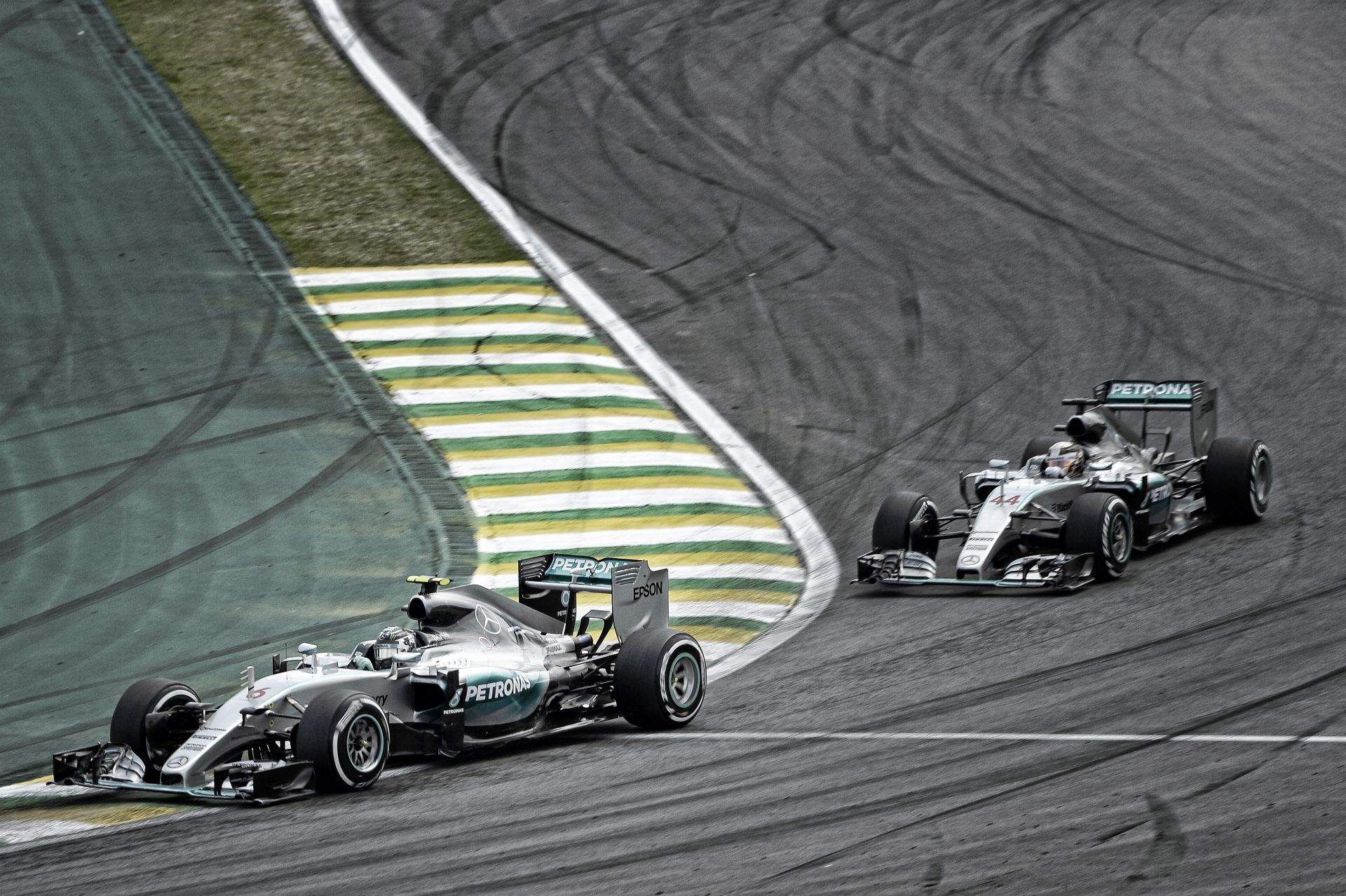 Rosberg előre szólt, hogy technikai hátrányban van Hamiltonnal szemben