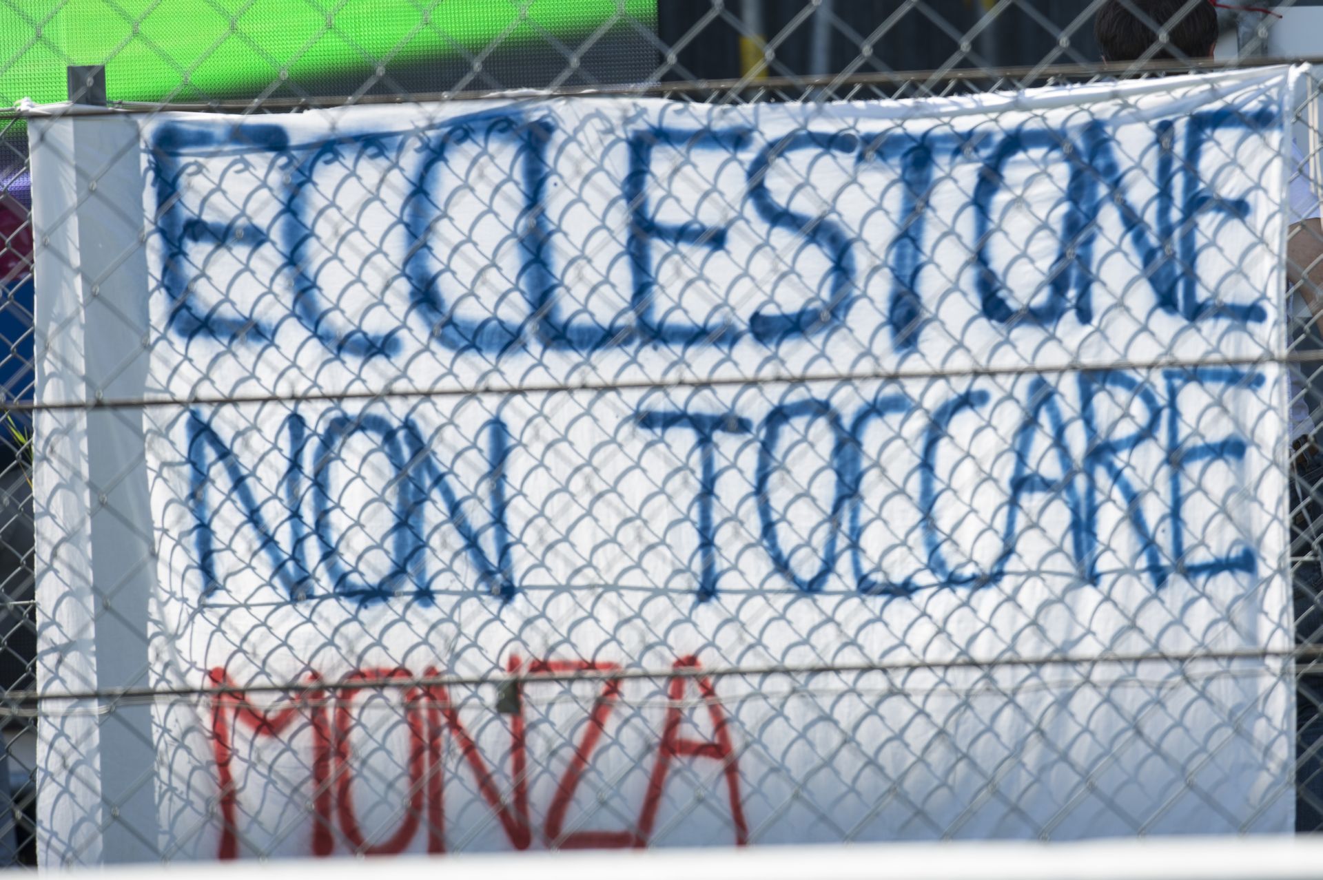 Egy kemény és egyértelmű üzenet Ecclestone-nak a pálya széléről: „Ecclestone, hozzá ne érj Monzához!”