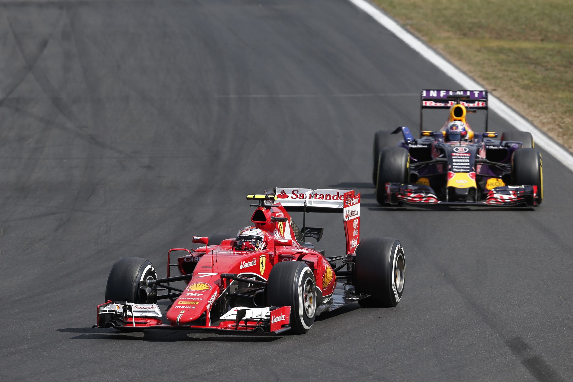 Ricciardo Szingapúrban levadászná a Ferrari „nem túl karcsú hátsóját”