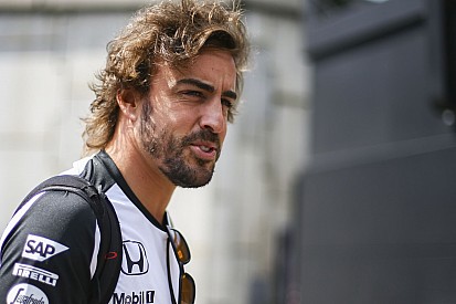 Alonso a pontokért minden trükköt bevet Szingapúrban!