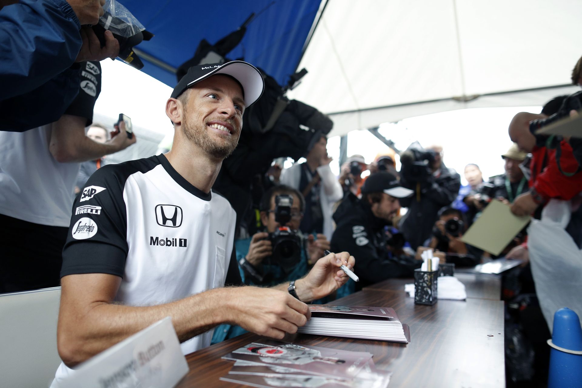 Button kiakadt Laudára: Ő csak pisilni ment, amikor udvariasságból igent mondott valamire...