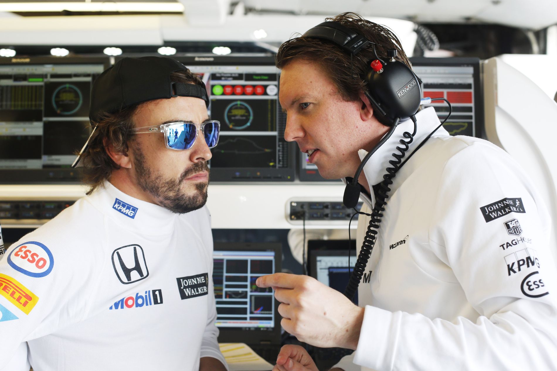 Alonso: ha nem jön az infó a rádión, akkor ösztönből oldod meg a feladatot