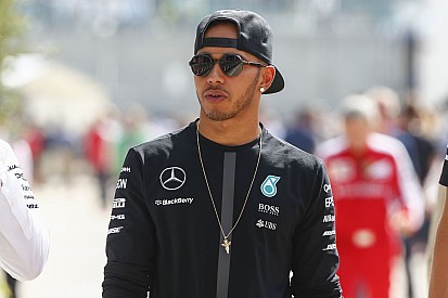 Hamilton utál tesztelni - 22 év versenyzés után már nem hozza lázba