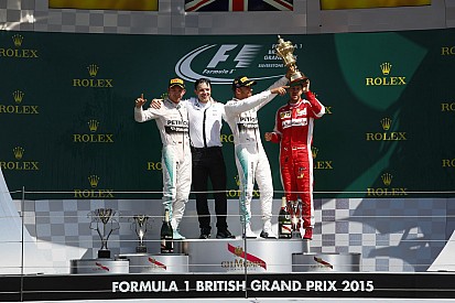 Hamilton továbbra is rekordokat döntöget - a Brit Nagydíjon utolérte Vettelt!