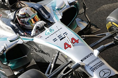 Hamilton beszélt a W05-höz a nehéz pillanatokban: "Gyerünk bébi, maradj velem"