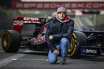 Hivatalos: Carlos Sainz Jr. lesz Max Verstappen csapattársa a Toro Rossónál! (frissítve)