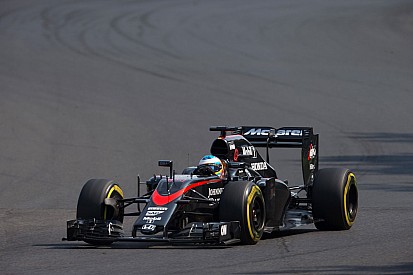 Alonso tévedett - hogy is van ez az autótologatás?