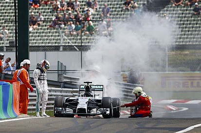 A műszaki hibák a Mercedes "gyengeségét" bizonyítják: együtt szomorkodnak Hamiltonnal